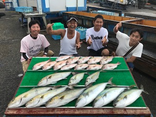 海上釣堀で青物と鯛大量!