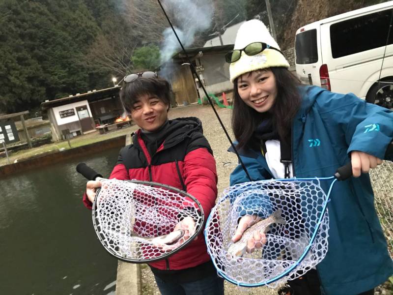 みんなでワイワイ!千早川マス釣り場