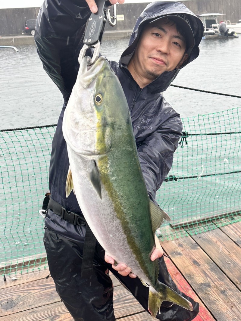 嵐の海上釣り堀!