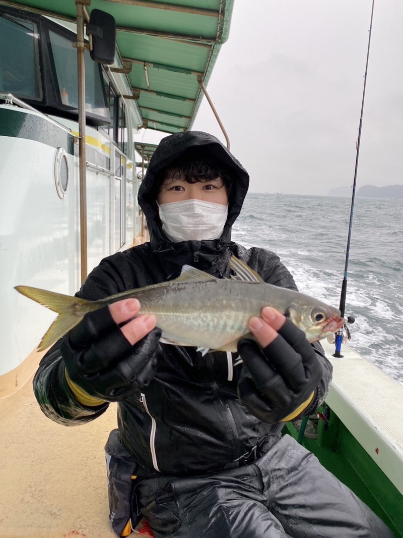 雨の中アジ・カサゴ釣りに行って来ました!!